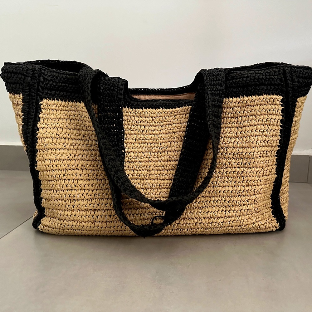 Handmade shopper in braided paper straw with handle.
